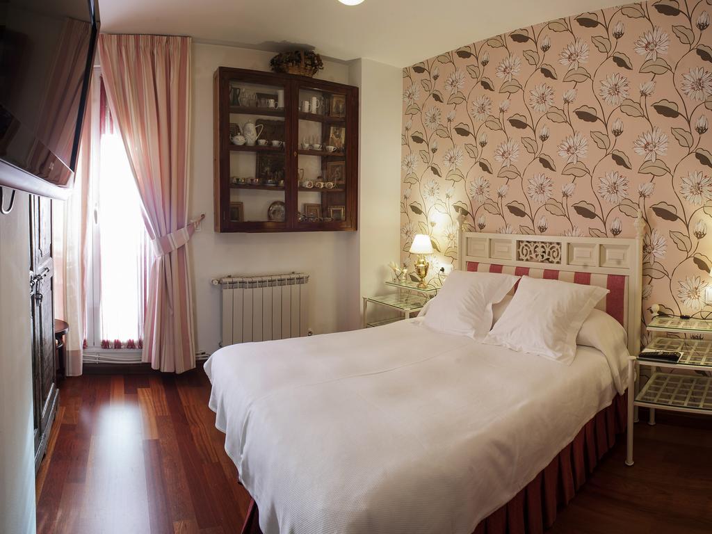 Ch Hostal Victoria Cuenca  Exterior photo
