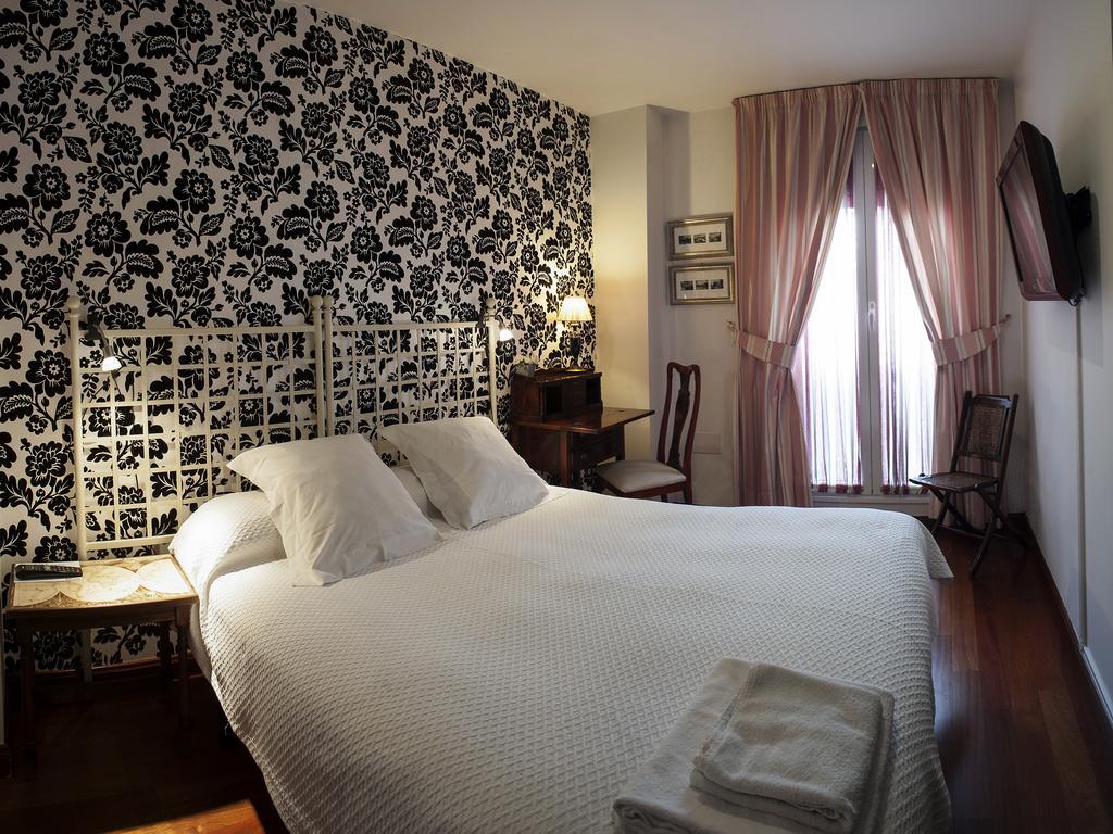 Ch Hostal Victoria Cuenca  Exterior photo