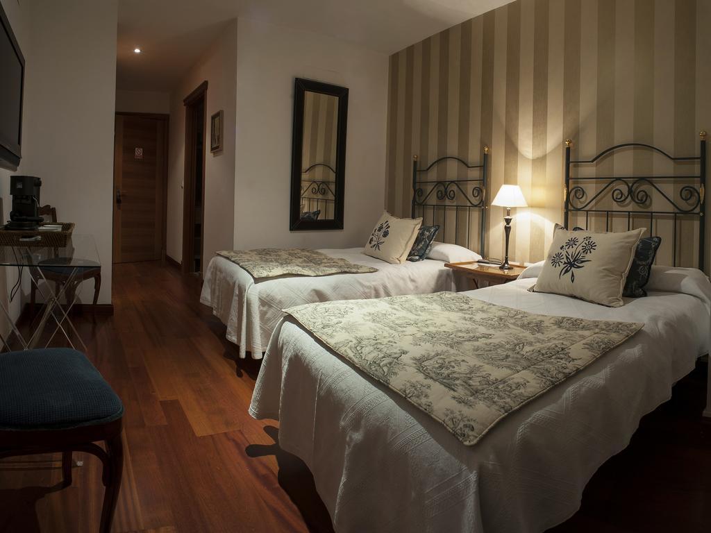Ch Hostal Victoria Cuenca  Exterior photo